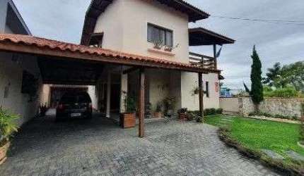 À venda | 4 quartos, espaço gourmet com churrasqueira e piscina - Carianos, em Florianópolis.
