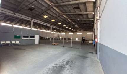 Galpão com 5000m² e 35 vagas para locação em São José.