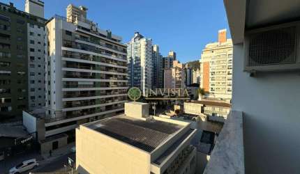 Andar alto, semi mobiliado, 3 quartos e 1 vaga à venda no Centro de Florianópolis.