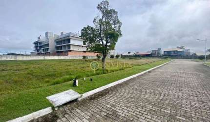 À venda com 390m² em condomínio fechado no Campeche!