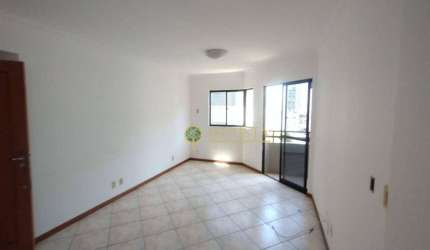 À venda no Centro de Florianópolis. Mobiliado, 3 quartos, sacada e 1 vaga de garagem.