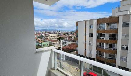 À venda em Capoeiras! Sacada com churrasqueira, vista Mar, 2 quartos e 1 vaga de garagem.