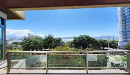 Frente Mar com 4 quartos, sacada e 2 vagas de garagem na Agronômica.