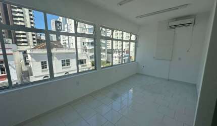 Sala comercial para locação no Centro de Florianópolis.
