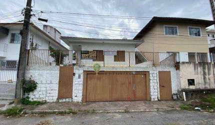 À venda |  Casa com 4 quartos, 185 m² de área construída e 2 vagas de garagem - Agronômica, em Florianópolis.