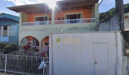 À venda no Centro de Florianópolis com 5 quartos e 2 vagas.