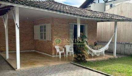À venda na praia de Canasvieiras! 3 quartos, 150 metros do Mar, ótima localização e 2 vagas de garagem.