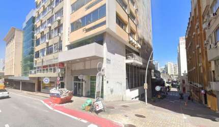 Loja comercial com 643m² para locação no Centro de Florianópolis.
