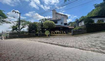 À venda no bairro Saco Grande! 720m² de terreno, 3 quartos, churrasqueira e 2 vagas de garagem.