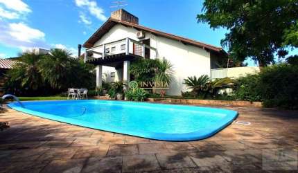 À venda no bairro Carianos! 267m² construídos, piscina privativa, churrasqueira, hidromassagem e 3 quartos.