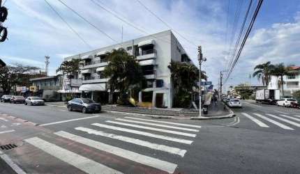 Hotel com 1953m²- À venda na Praia de Canasvieiras.
