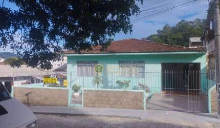 Terreno de 573m² com duas casas! À venda na Trindade, próximo à UFSC