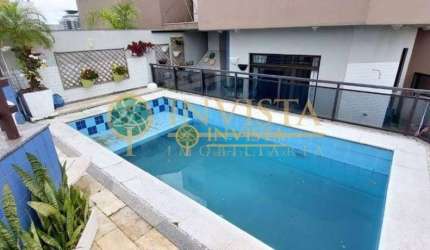 Piscina privativa em andar alto, sacada com churrasqueira e 4 quartos à venda no Centro de Florianópolis.