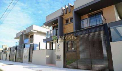 Casa com 3 quartos, área gourmet com churrasqueira e 2 vagas de garagem - À venda na Praia do Campeche.