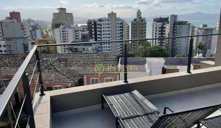 À venda próximo ao Beiramar Shopping! Casa com 235m², piscina privativa, 3 suítes, churrasqueira e 5 vagas de garagem.