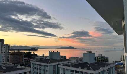 Locação | Mobiliado, 69 m², Andar alto, sacada com churrasqueira e vista Mar - Barreiros, em São José.