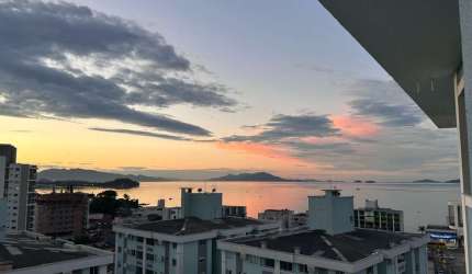 Locação | Mobiliado, 69 m², Andar alto, sacada com churrasqueira e vista Mar - Barreiros, em São José.