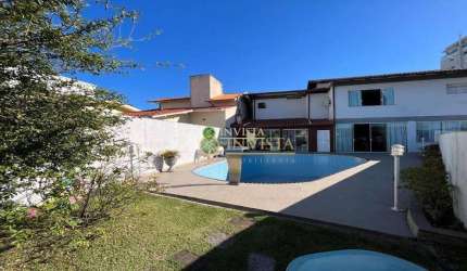 Casa de alto padrão, com terraço e vista parcial mar à venda na Agronômica.