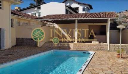 À venda com piscina no bairro Agronômica.