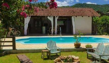 Encantadora Chácara com Piscina.