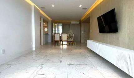 Apartamento no centro, com 4 dormitórios, semi mobiliado com vista para o mar.
