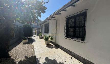 Casa de Esquina no Bairro Fazenda: 3 Quartos, 3 Banheiros, 270m² Construídos em Terreno de 295m² com Posição Solar Privilegiada