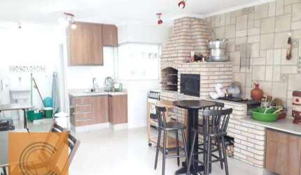 lindo, todo reformado.3 dormitórios ,1 suíte , garagem 4 carros ,área gourmet com churrasqueira , casa nova ,ótima localização ,por estar em frente a