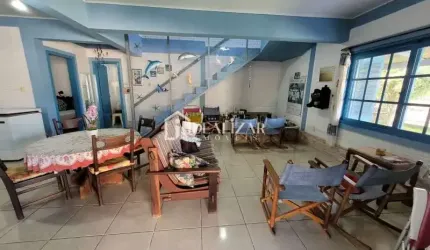 Casa com 4 dormitórios, sendo um suíte , mais 3 banheiros sociais.