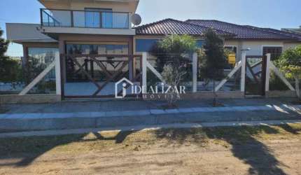 Bela casa com piscina, dispõe de 4 dormitórios, sendo 2 suítes.