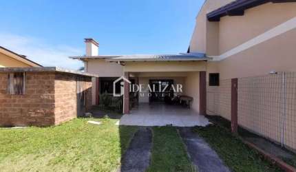 Casa com 2 dormitórios, sendo um suíte, mais um banheiro social, apenas 80 metros do mar.