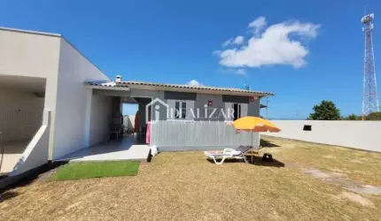Casa com pátio amplo dispõe de 2 dormitórios.
