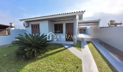 Bela casa na Praia de Figueirnha, apenas 470 metros do mar, dispõe de 3 dormitórios, 2 banheiros sociais.