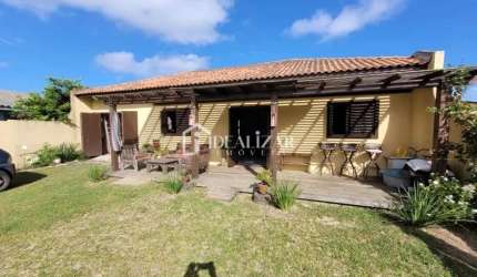 Bela casa com 3 dormitórios, próximo ao centro de Arroio do Sal.