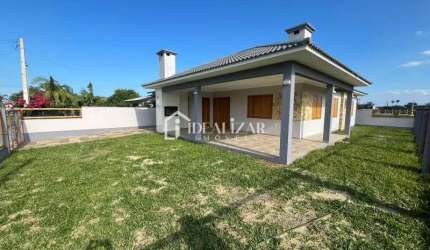 Casa nova de esquina, á venda em Arroio do Sal, com 150 m², apenas 300 metros do mar.
