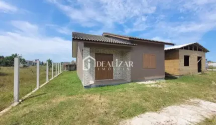 Casa á venda em Arroio do Sal, no bairro São Jorge, dispõe de 3 dormitórios, apenas 450 metros do mar.