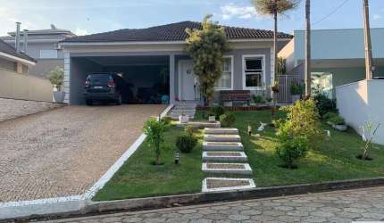 Bela Casa com 3 suítes e piscina aquecida á venda no Condomínio Portal de Itu 2 em Itu/SP