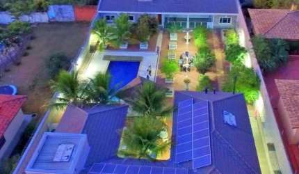 Esta magnifica casa possui quatro dormitórios todos com ar condicionado e piso laminado , casa auto sustentável em energia e agua ,