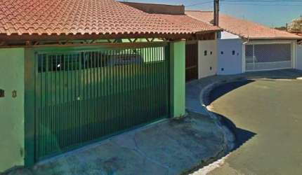 o imóvel possui. sala com uma charmosa área de luz, cozinha espaçosa, clara e arejada, lavanderia com dispensa, três quartos, sendo um com suíte