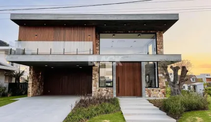 Casa de Alto Padrão porteira fechada no Ocean Side em Torres RS