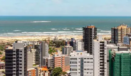 Apartamento no Ibiza com 02 suítes e amplo living em Torres RS