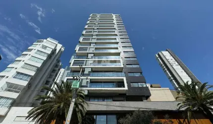 Apartamento com sacada aberta e com vista para praia em Torres RS