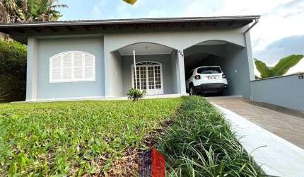 CASA COM 04 DORMITÓRIOS (1 SUÍTE) NO PETRÓPOLIS.