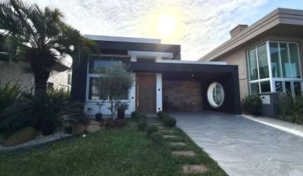 EXCELENTE CASA EM CONDOMÍNIO FECHADO COM 04 SUÍTES