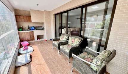 Apartamento à venda de alto padrão no Gonzaga, Santos-SP: 3 quartos, 3 suites, 2 salas, 4 banheiros, 2 vagas de garagem, 246m².