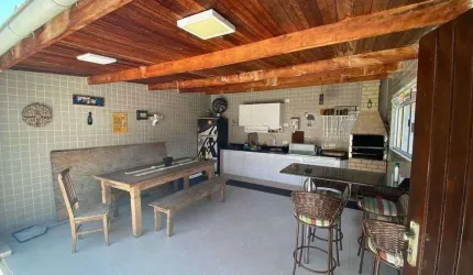 Imperdível casa à venda no Boqueirão em Santos-SP: 3 quartos, 3 suítes, 1 sala, 5 banheiros, 2 vagas de garagem, 220 m² de área.