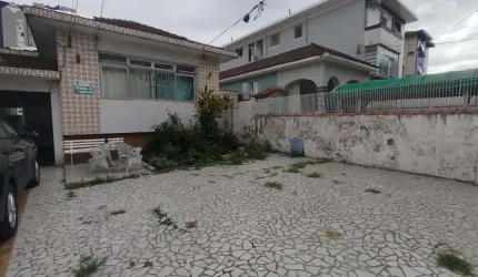 Casa à venda na Vila Belmiro, Santos-SP! 3 quartos, 1 sala, 2 banheiros, 6 vagas de garagem em 500m². Agende sua visita agora!