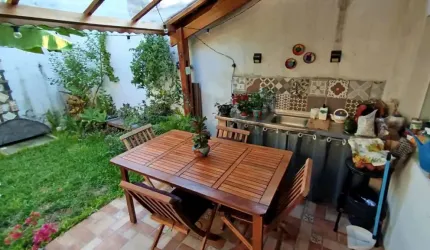 Sobrado Duplex à Venda no Bairro do Campo Grande em Santos-SP  3 Quartos, 1 Sala, 2 Banheiros, 1 Vaga de Garagem  100m² de Área