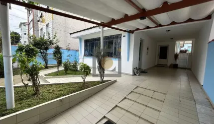 Casa à venda em Santos-SP, na Ponta da Praia, com 3 quartos, 1 sala, 2 banheiros e 197,00 m² de área.
