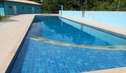 Casa térrea em Condomínio Colinas de Cotia, com lazer completo, 2 vagas livres, cercada de muito verde
