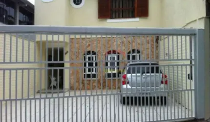 Casa na Zona Norte de São Paulo, 142m², 3 quartos, 2 suítes, 5 banheiros, 3 vagas grandes